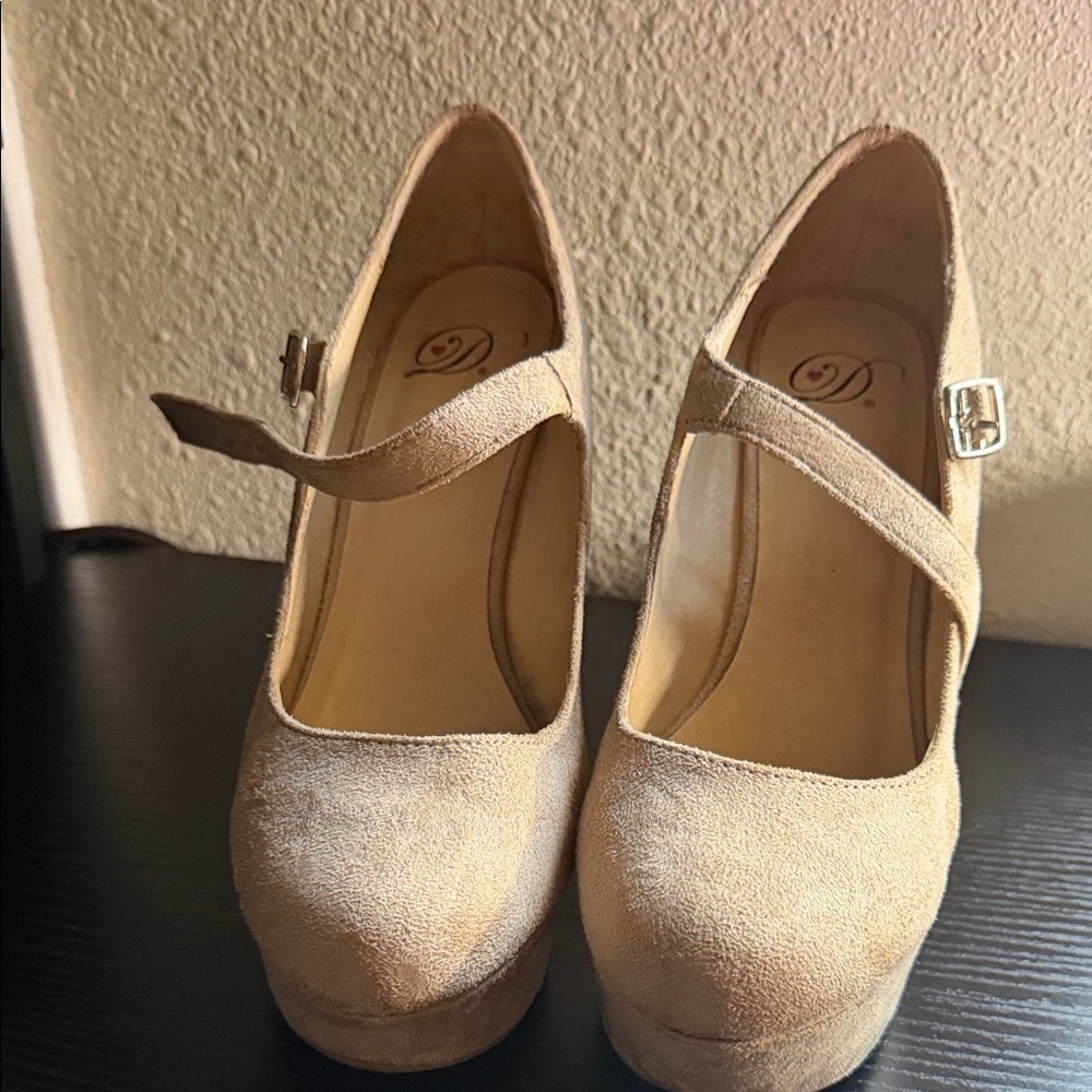 Delicious Tan Heeled Pumps